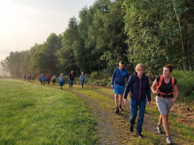 Wanderteilnehmer auf dem Weg.