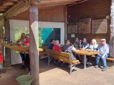 Impressionen vom 1. Maifest an der SGV-Hütte mit Gästen und SGVlern beim Biermarkenverkauf, Grillstand, Kuchenstand und Getränkestand