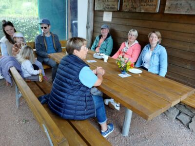 Mehrere Wanderer sitzen an einem Tisch.