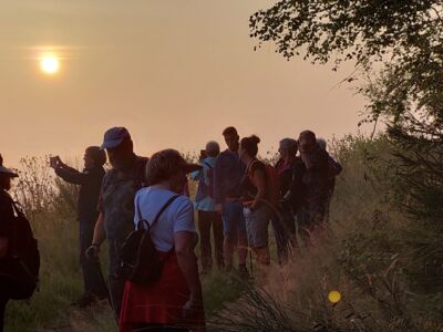 Die Wandergruppe im Gegenlicht.