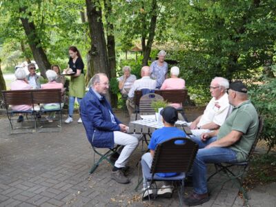 Einige Teilnehmer bei Kaffee und Kuchen im Hofcafé.