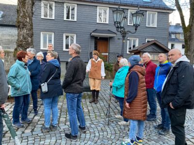 Das Foto zeigt mehrere Teilnehmer und den Stadtführer auf dem Marktplatz Drolshagen.