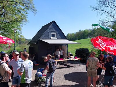 Blick auf das bunte Treiben. Im Hintergrund der Verkaufstand für Kuchen und Suppe.