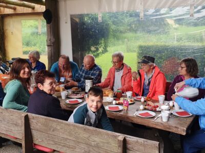 Das Foto zeigt die Wandergruppe beim gemeinsames Frühstück nach der Wanderung an der SGV-Hütte.