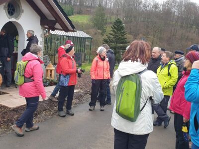 Die Wandergruppe an der neuen Kapelle in der Ortschaft Gipperich.