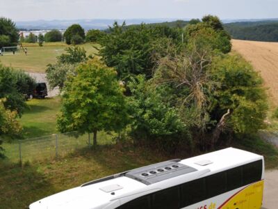 Blick vom Limesturm auf den Reisebus.