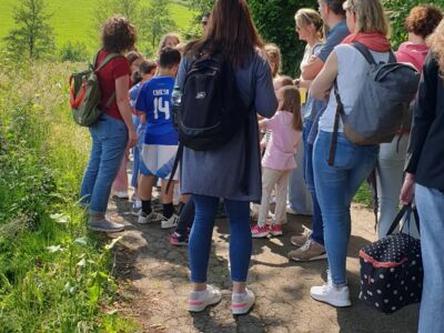 Schulkinder und Betreuer stehen auf dem Weg zur SGV-Hütte