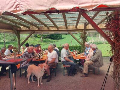 Impressionen vom 1. Maifest an der SGV-Hütte mit Gästen und SGVlern beim Biermarkenverkauf, Grillstand, Kuchenstand und Getränkestand