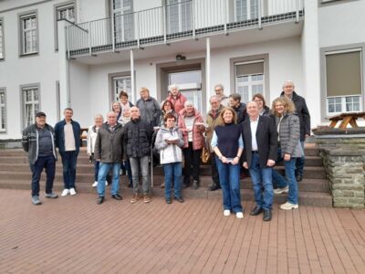 Die Besuchergruppe vor der Bäckerfachschule.