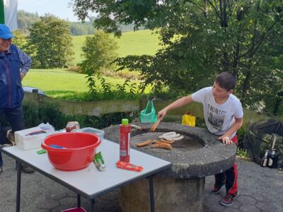 Ein Junge am Grill übernahm das Wüstchengrillen.