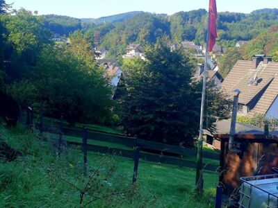 Ausblick in die Landschaft mit einer Ortschaft im Vordergrund