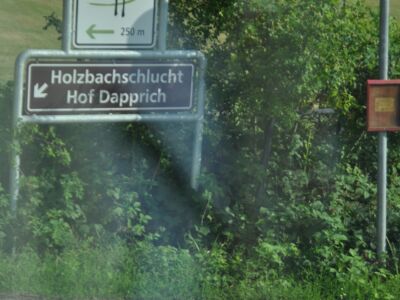 Hinweisschild auf die Holzbachschlucht und den Hof Dapprich.