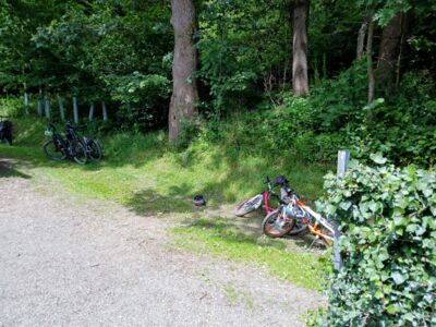 Abgestellte Fahrräder an der Hütte.