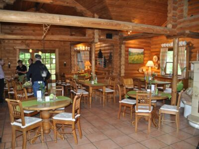 Hofcafé des Hofguts Dapprich (Blick in das Innere des Blockhauses).