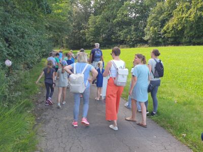 Schulkinder und Eltern auf einem Weg zur SGV-Hütte.