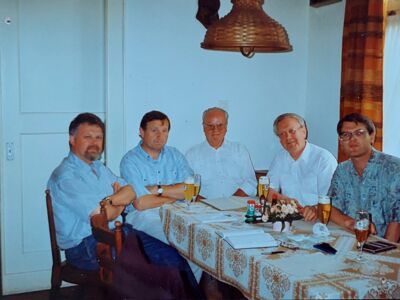 Auf dem Foto ist der SGV-Vorstand um ca. 2000 an einem Tisch sitzend zu sehen.
