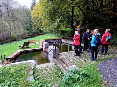 Tretbecken am Hollenpfad mit Wanderern.