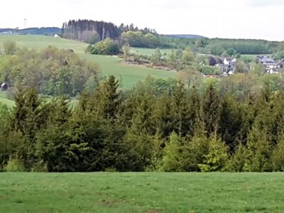 Blick auf die Ortschaft Benolpe. Bildmitte links: Die SGV-Hütte.