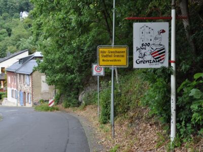 In Grenzau angekommen (Ortsschild mit Blick ins Dorf).