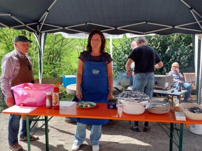 Impressionen vom 1. Maifest an der SGV-Hütte mit Gästen und SGVlern beim Biermarkenverkauf, Grillstand, Kuchenstand und Getränkestand