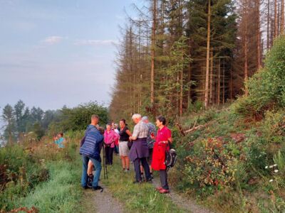 Kurze Zwischenrast der Wandergruppe im Sonnenaufgang.