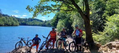 Das Foto zeigt vier Tourteilnehmer bei der Rast an der Jubachtalsperre; © SGV Drolshagen