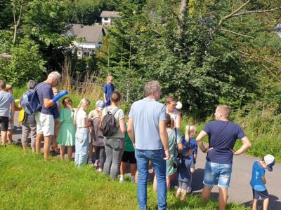 Schulkinder und Eltern sammeln sich am Dorfhaus in Benolpe.