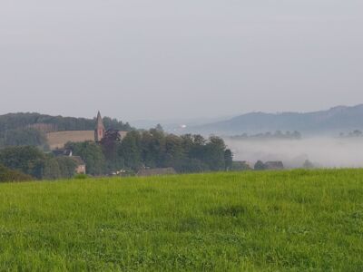 Blick auf die Ortschaft Belmicke mit dem Kirchturm der St. Anna-Kirche.