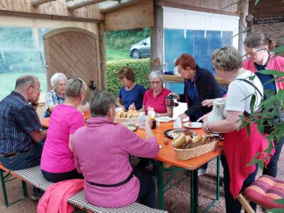 Beim gemeinsamen Frühstück an der SGV Hütte.