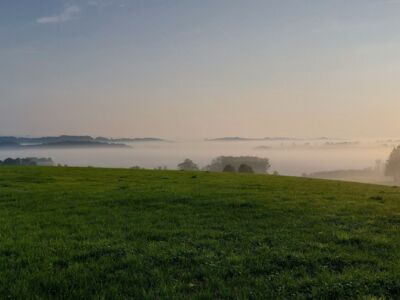 Blick in die Ferne über immer noch nebelverhangene Täler.