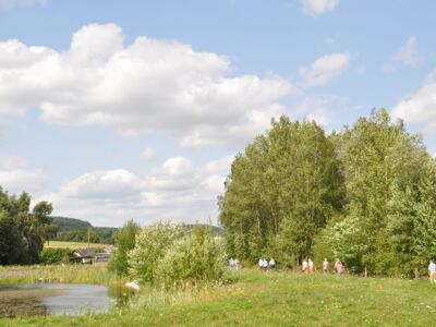 Die Teilnehmergruppe auf dem fußläufigen Rückweg von der Tongrube zum Bus.