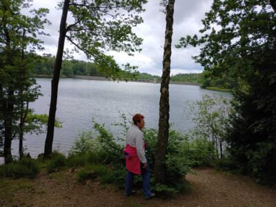 Blick auf die Neyetalsperre. Im Hintergrund die Staumauer.