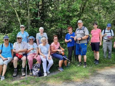 Das Foto zeigt einen Teil der Wandergruppe bei einer Rast.