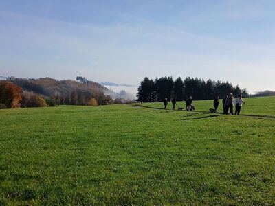 Wanderer auf dem Weg Richtung Belmicker Sportplatz.