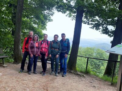 Die 5-köpfige Wandergruppe am Aussichtspunkt.