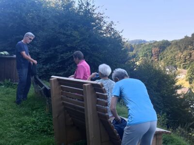 Kurze Rast auf dem Wanderweg an Sitzbänken und "Waldsofa".