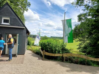 Blick auf die SGV-Hütte mit Flaggen als Zeichen, dass die Hütte geöffnet ist.