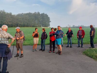 Kurze Pause der Wandergruppe im morgendlichen Sonnenlicht.