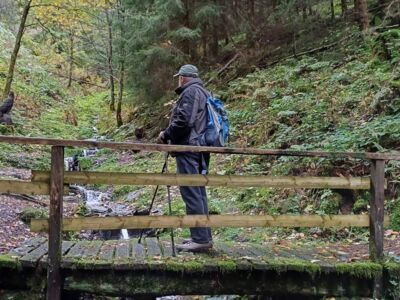 Ein Wanderer auf einer Brücke über den Rehmecke-Bach.