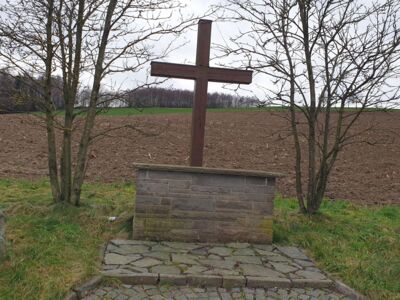 Die Feldmannshofer Station der St. Anna-Prozession von Belmicke am Wegekreuz oberhalb von Feldmannshof.