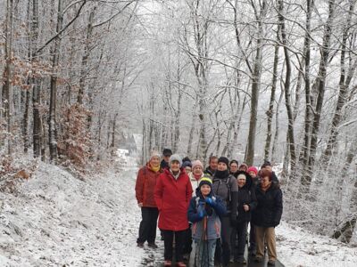 Die Wandergruppe auf dem Weg zur Gaststätte.