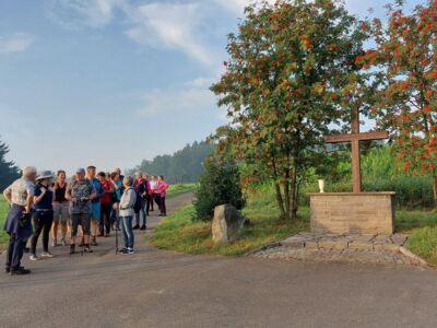 Die Wandergruppe bim Holzkreuz mit Altar oberhalb von Feldmannshof. Eine Station der Ende Juli stattfindenden Belmicker Annaprozession.