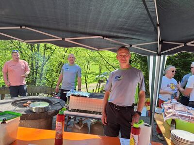 Blick auf den Grillstand mit dem Grillteam.