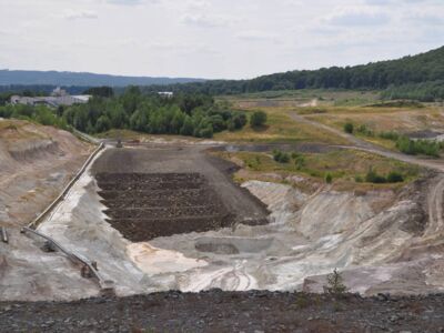 Blick in die Tongrube, die teilweise schon wieder verfüllt wird.