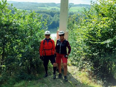 Nochmals zwei Biker stehen vor dem Bilsteiner Kreuz