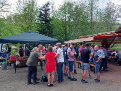 Impressionen vom 1. Maifest an der SGV-Hütte mit Gästen und SGVlern beim Biermarkenverkauf, Grillstand, Kuchenstand und Getränkestand