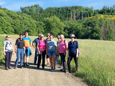 Gruppenfoto der Wandergruppe kurz vor der Ortschaft Neuenothe.