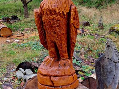 Geschnitzter Greifvogel am Wegesrand