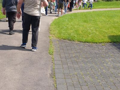 Schulkinder und Betreuer auf dem Weg zur SGV-Hütte