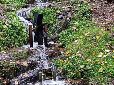 Wasserräder im Bachlauf.